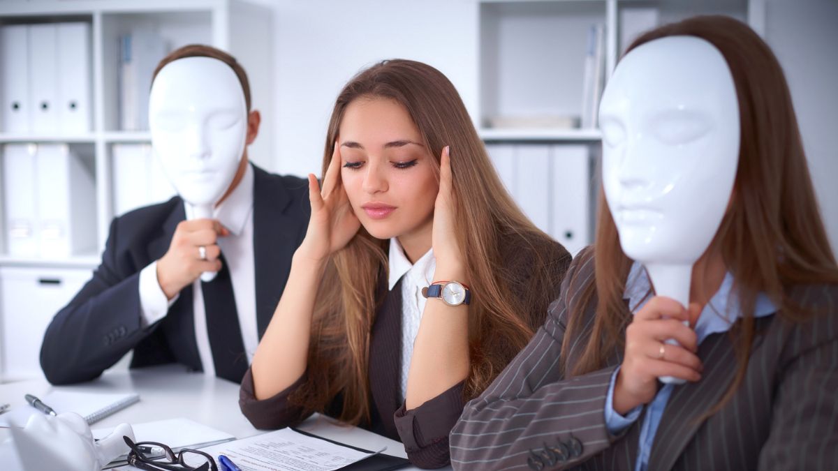 Une photo d'une femme avec ses collègues qui portent des masques.